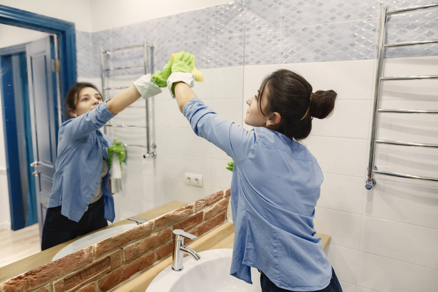 cleaner cleaning bathroom